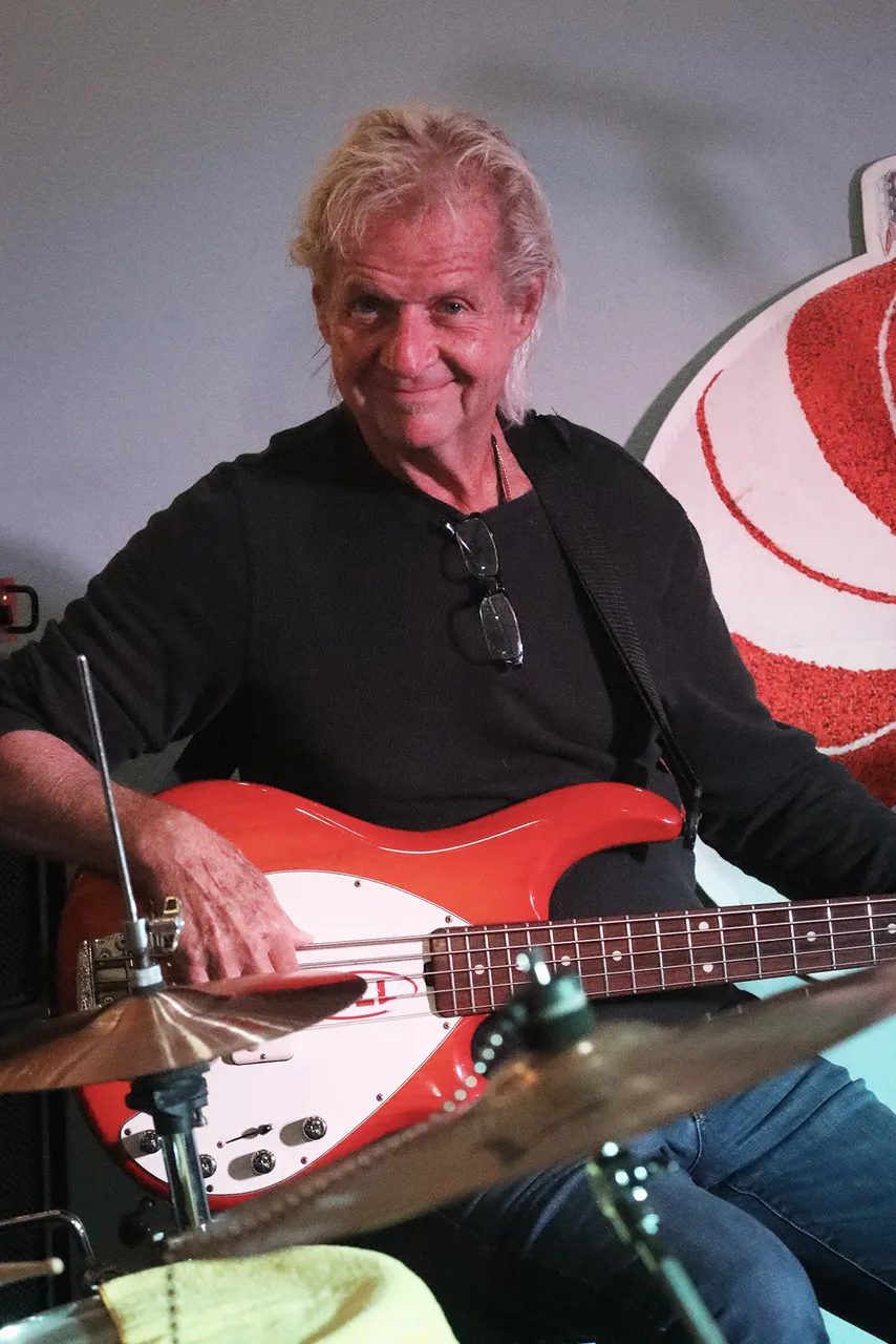 Jeff Artabay - Bass / Vocals